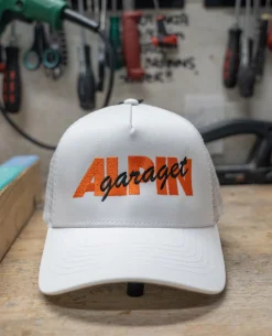 Alpingaraget Magnus Logo Trucker Hat - Vit