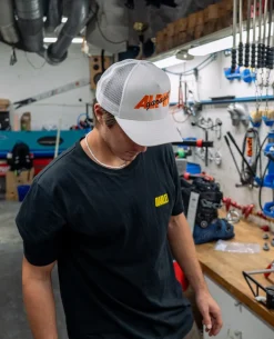 Alpingaraget Magnus Logo Trucker Hat - Vit